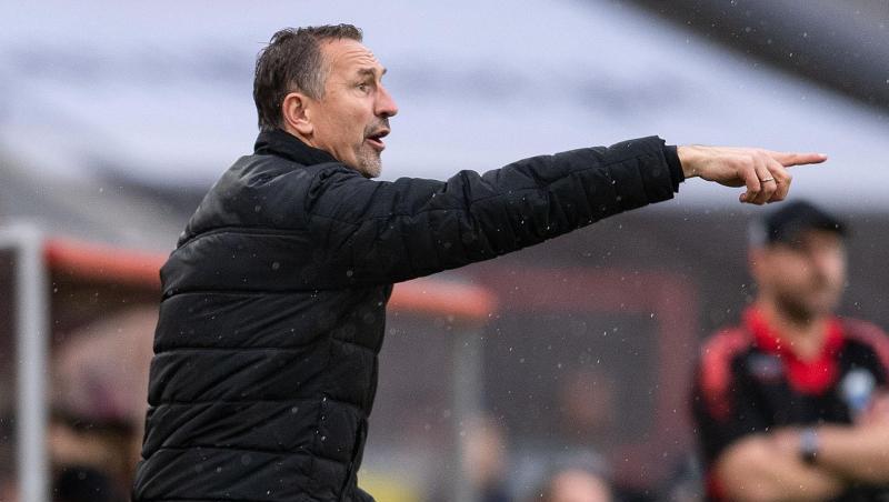 Kölns Trainer Achim Beierlorzer gestikuliert an der Seitenlinie. Kölns Trainer Achim Beierlorzer gestikuliert an der Seitenlinie.