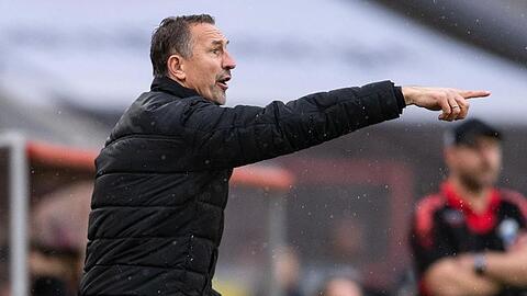 Kölns Trainer Achim Beierlorzer gestikuliert an der Seitenlinie.