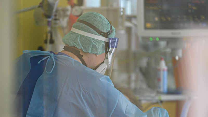 Ein Intensivpfleger ist auf der Covid-19 Intensivstation mit der Versorgung von Corona-Patienten beschäftigt.