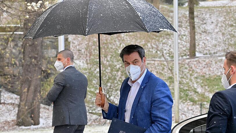 Markus Söder (CSU), Ministerpräsident von Bayern, geht während eines Schneeschauers am Mittwoch zur Pressekonferenz.