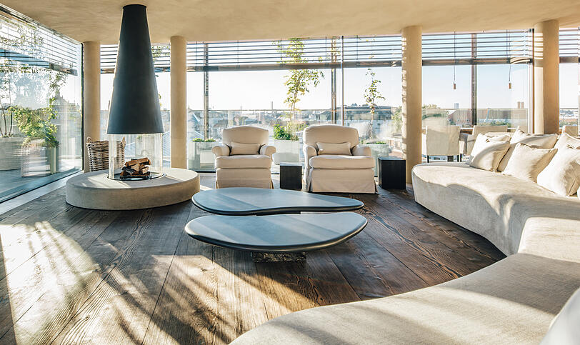 Bodentiefe Panoramafenster erfüllen die Räume mit Tageslicht und ermöglichen den Zutritt zur Terrasse von nahezu allen Bereichen der Suite