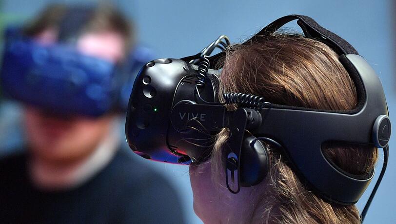 Eine Besucherin der DreamHack trägt eine Virtual Reality Brille.