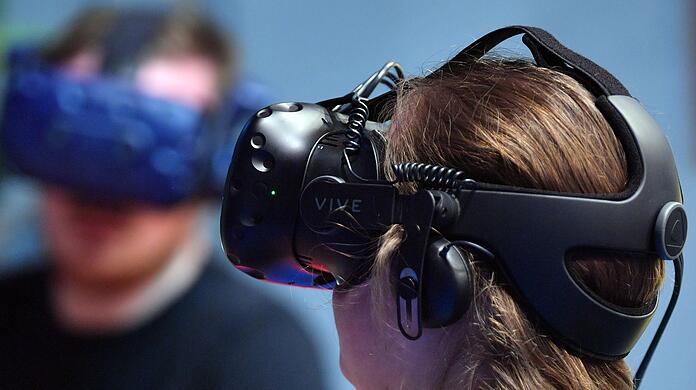 Eine Besucherin der DreamHack trägt eine Virtual Reality Brille.
