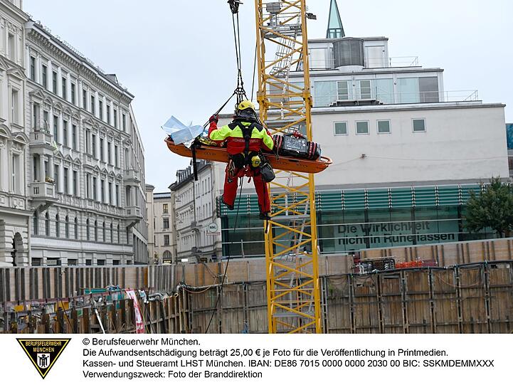 Höhenretter der Feuerwehr bergen den schwer verletzten Arbeiter aus der Baugrube.