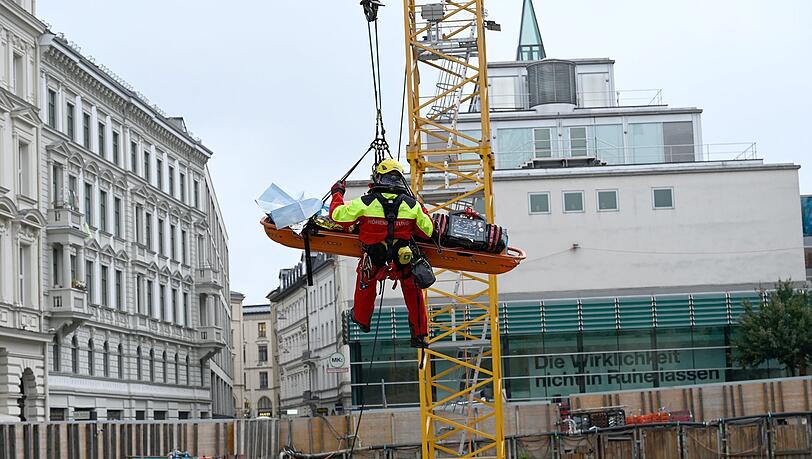 Höhenretter der Feuerwehr bergen den schwer verletzten Arbeiter aus der Baugrube. Höhenretter der Feuerwehr bergen den schwer verletzten Arbeiter aus der Baugrube.