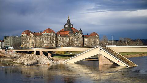 Teile der Carolabrücke in Dresden stürzten im September in die Elbe. (Archivbild)