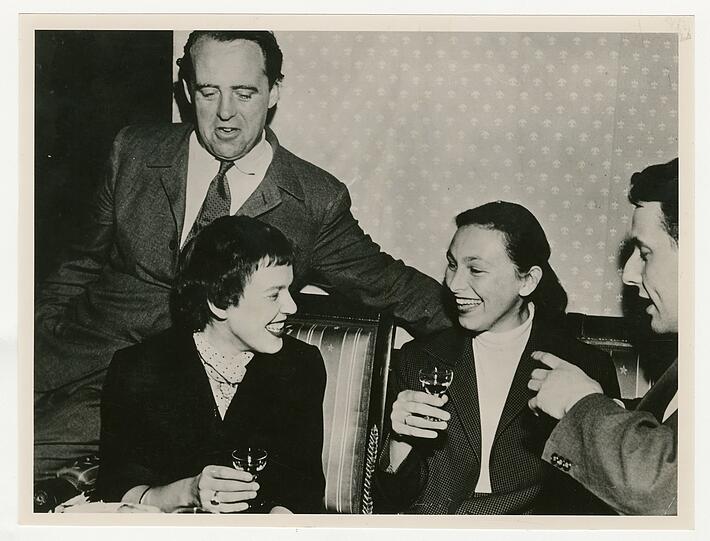 Heinrich Böll, Ingeborg Bachmann und Ilse Aichinger (v. li.), Empfang beim Sender Freies Berlin während der Tagung der Gruppe 47, Mai 1955.