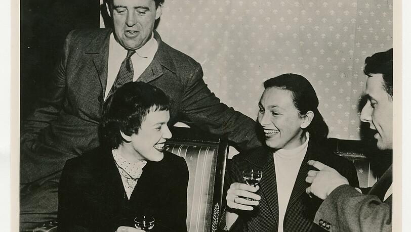 Heinrich Böll, Ingeborg Bachmann und Ilse Aichinger (v. li.), Empfang beim Sender Freies Berlin während der Tagung der Gruppe 47, Mai 1955. Heinrich Böll, Ingeborg Bachmann und Ilse Aichinger (v. li.), Empfang beim Sender Freies Berlin während der Tagung der Gruppe 47, Mai 1955.