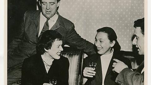 Heinrich Böll, Ingeborg Bachmann und Ilse Aichinger (v. li.), Empfang beim Sender Freies Berlin während der Tagung der Gruppe 47, Mai 1955.