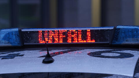 Mit 1,6 Promille im Blut hat ein 59-Jähriger in München fünf geparkte Autos demoliert. (Symbolbild). Die Polizei ermittelt.