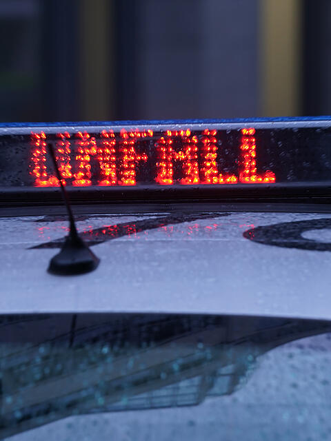 Mit 1,6 Promille im Blut hat ein 59-Jähriger in München fünf geparkte Autos demoliert. (Symbolbild). Die Polizei ermittelt.