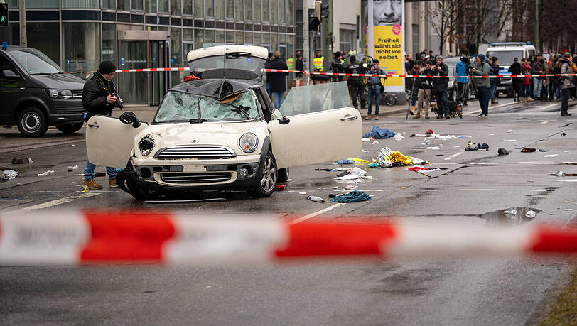 Ein Auto rast am 13. Februar 2025 in der Innenstadt von M&uuml;nchen in eine Menschenmenge bei einer Verdi Demo.