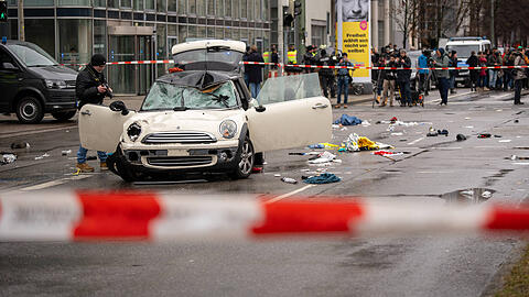 Ein Auto rast am 13. Februar 2025 in der Innenstadt von M&uuml;nchen in eine Menschenmenge bei einer Verdi Demo.