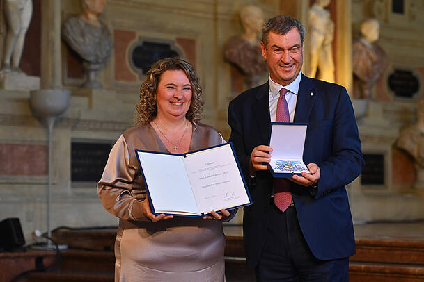 Erst im Juli erhält die ehemalige bayerische Staatsministerin sogar den Bayerischen Verdienstorden von Ministerpräsident Markus Söder. Erst im Juli erhält die ehemalige bayerische Staatsministerin sogar den Bayerischen Verdienstorden von Ministerpräsident Markus Söder.