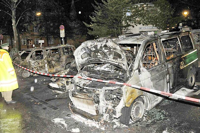 100.000 Euro Schaden: Drei Polizeiautos sind in Bogenhausen völlig abgefackelt.