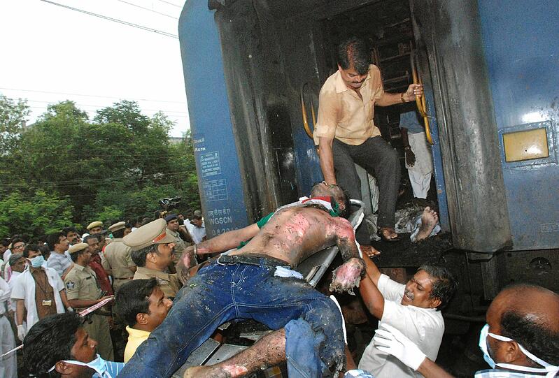Vermutlich ein elektrischer Kurzschluss hat einen Waggon eines indischen Personenzuges in eine Flammenhölle
verwandelt, in der 47 Menschen umkamen. Das teilte ein Bahnsprecher im indischen Unionsland Andhra Pradesh mit. 28 Fahrgäste seien am Montag mit Verbrennungen in Krankenhäuser gebracht worden.