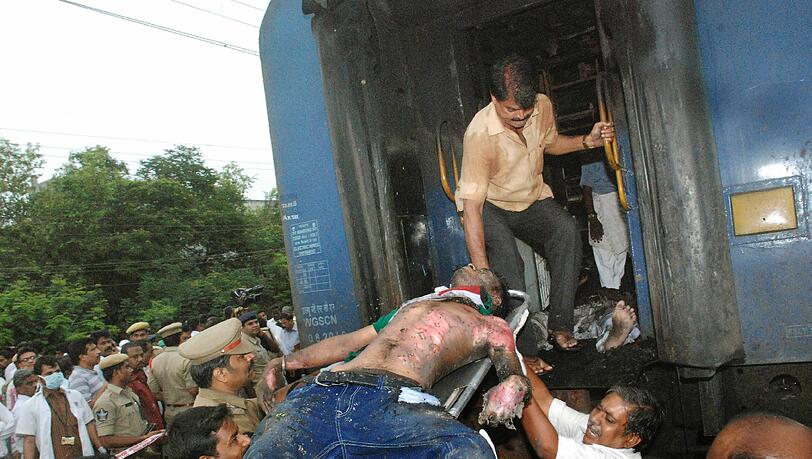 Vermutlich ein elektrischer Kurzschluss hat einen Waggon eines indischen Personenzuges in eine Flammenhölle
verwandelt, in der 47 Menschen umkamen. Das teilte ein Bahnsprecher im indischen Unionsland Andhra Pradesh mit. 28 Fahrgäste seien am Montag mit Verbrennungen in Krankenhäuser gebracht worden. Vermutlich ein elektrischer Kurzschluss hat einen Waggon eines indischen Personenzuges in eine Flammenhölle
verwandelt, in der 47 Menschen umkamen. Das teilte ein Bahnsprecher im indischen Unionsland Andhra Pradesh mit. 28 Fahrgäste seien am Montag mit Verbrennungen in Krankenhäuser gebracht worden.