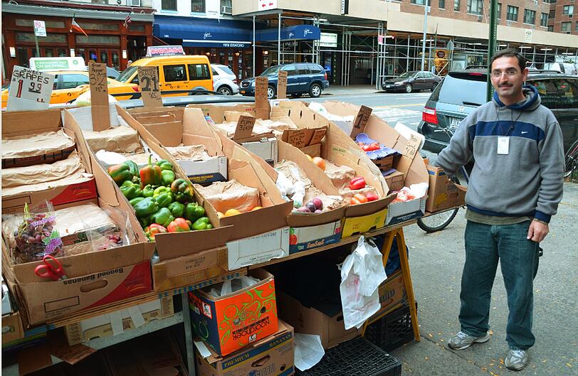 Fast leergekauft ist der Stand des Obst- und Gemüsehändlers Ümit Sahin am 28.10.2012 in der Upper East Side in New York, USA. Vor der Ankunft des Hurrikans «Sandy» machen die New Yorker Vorratskäufe. Wasser, Dosennahrung und Batterien sind kaum noch zu bekommen. Die Obst- und Gemüsehändler machen ebenfalls ausgezeichnete Geschäfte.