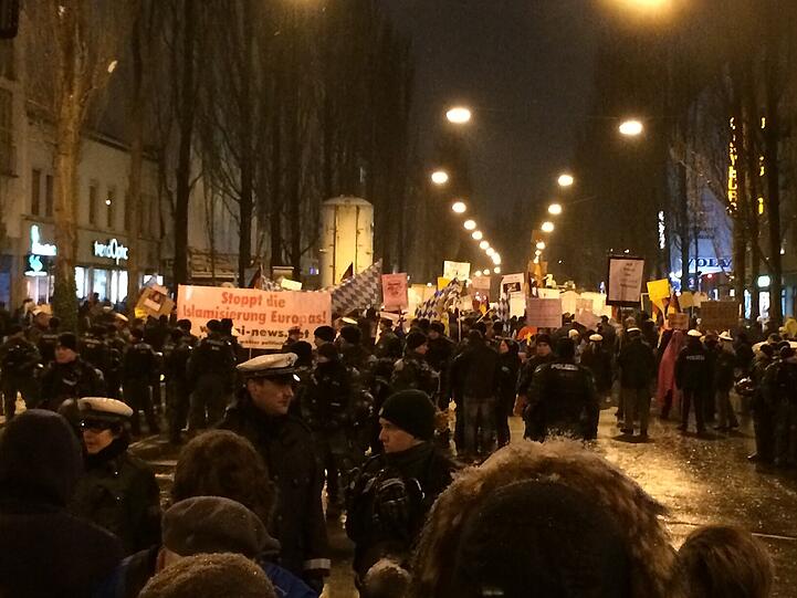 Am Goetheplatz stehen sich Bagida-Anhänger und Gegendemonstranten gegenüber.