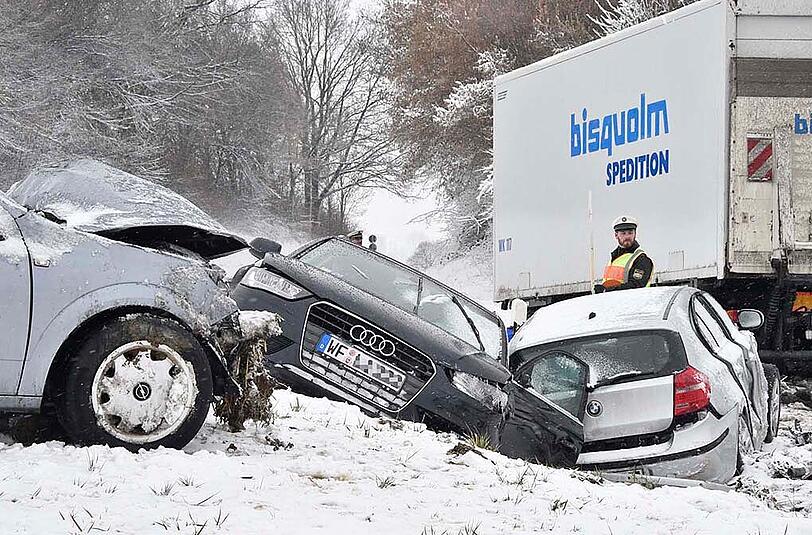 Bilder vom Verkehrsunfall in Dorfen, bei dem ein Autofahrer ums Leben kam. Nach einem Zusammenstoß mit einem Lkw starb der Mann noch am Unfallort.