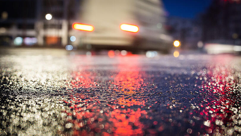 Auf spiegelglatter Fahrbahn ist auf der A7 ein Mann ums Leben gekommen. (Symbolbild) Auf spiegelglatter Fahrbahn ist auf der A7 ein Mann ums Leben gekommen. (Symbolbild)