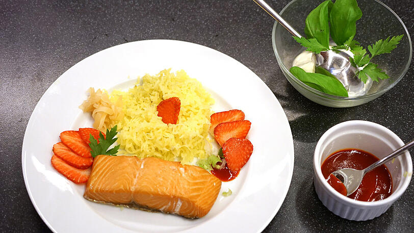 Lachs-Sashimi mit scharfer Erdbeer-Salsa auf Kartoffelschnee