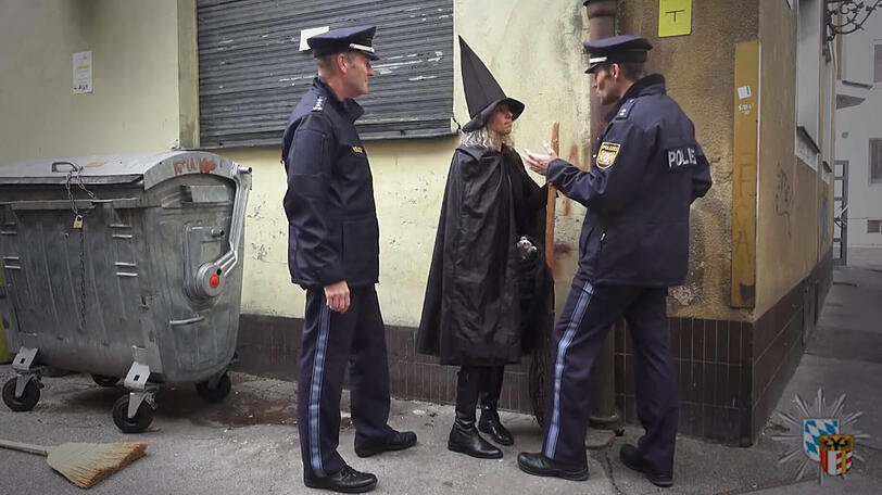Ein Screenshot aus dem Video: Zwei Polizisten bei einer allgemeinen Besen-Kontrolle.