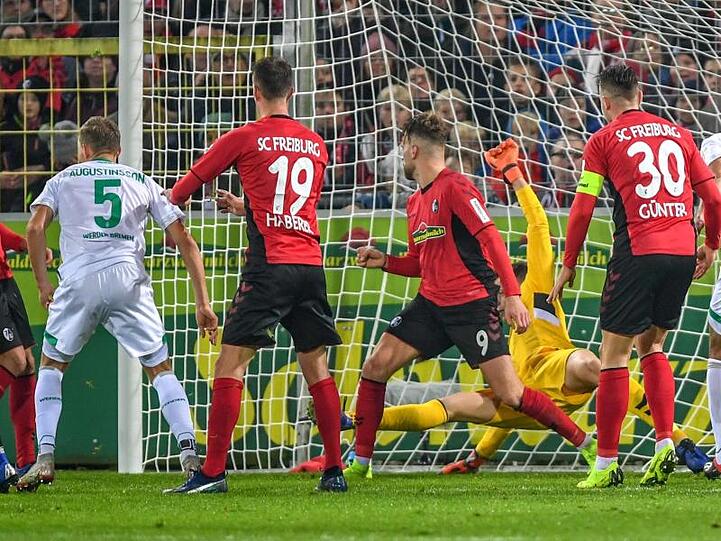 Ludwig Augustinsson (l) erzielt das späte 1:1.