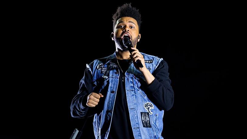 The Weeknd wird Kanye West auf dem Coachella-Festival ersetzen. The Weeknd wird Kanye West auf dem Coachella-Festival ersetzen.