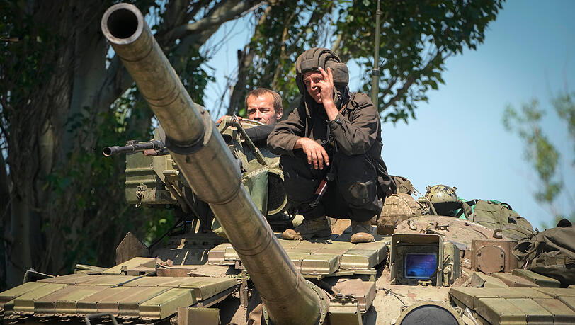 Donezk: Ein ukrainischer Soldat zeigt das Siegeszeichen auf einem Panzer.