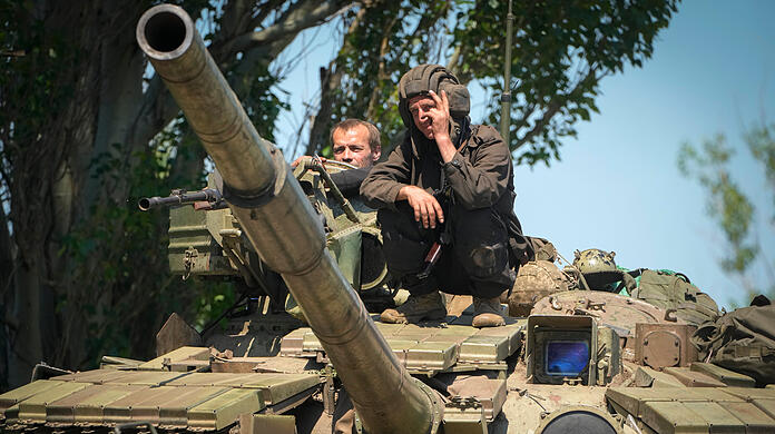 Donezk: Ein ukrainischer Soldat zeigt das Siegeszeichen auf einem Panzer.