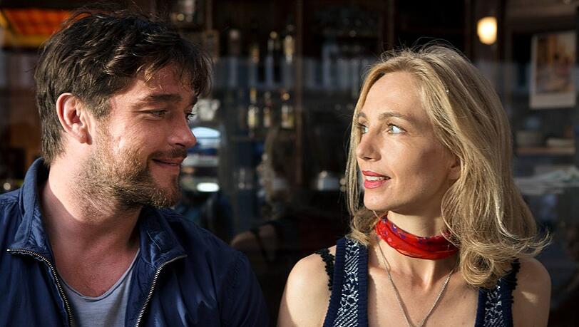 "Sag mir nichts": Martin (Ronald Zehrfeld) und Lena (Ursina Lardi) haben ihre erste heimliche Verabredung.
