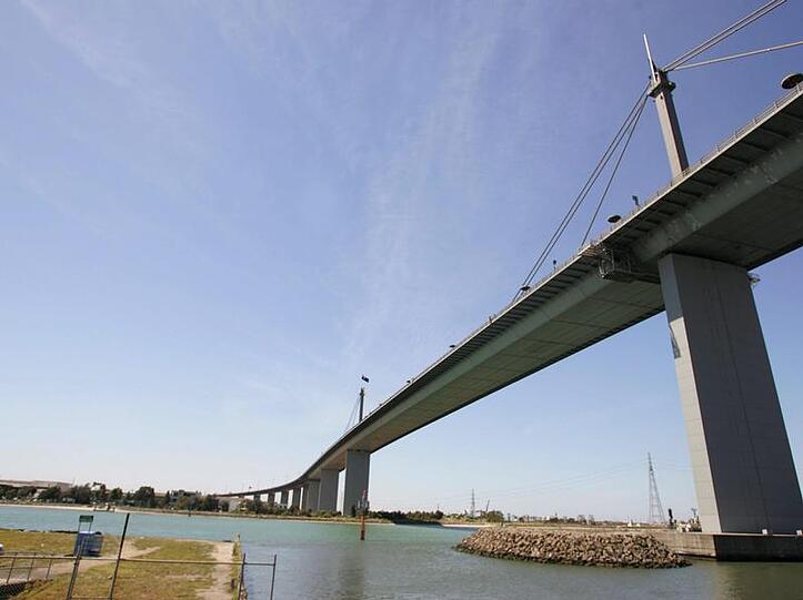 Ein vierjähriges Mädchen wurde von seinem Vater von der West Gate Bridge in Melbourne geworfen.