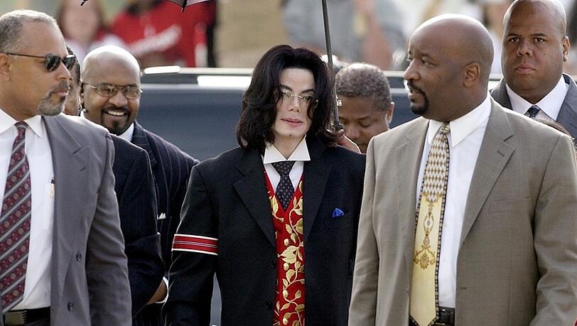 Michael Jackson mit Bodyguards und Anw&auml;lten vor dem Gerichtsgeb&auml;ude.