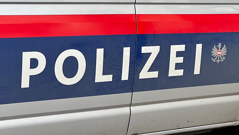 Schriftzug auf einem &ouml;sterreichischen Polizeiauto.