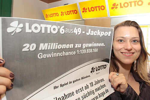 20 Millionen Euro warten im Jackpot! Corinna Hainz von der Lotto-Bezirksstelle würde sich über einen Gewinner aus Nürnberg freuen.