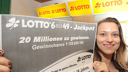 20 Millionen Euro warten im Jackpot! Corinna Hainz von der Lotto-Bezirksstelle würde sich über einen Gewinner aus Nürnberg freuen. 20 Millionen Euro warten im Jackpot! Corinna Hainz von der Lotto-Bezirksstelle würde sich über einen Gewinner aus Nürnberg freuen.