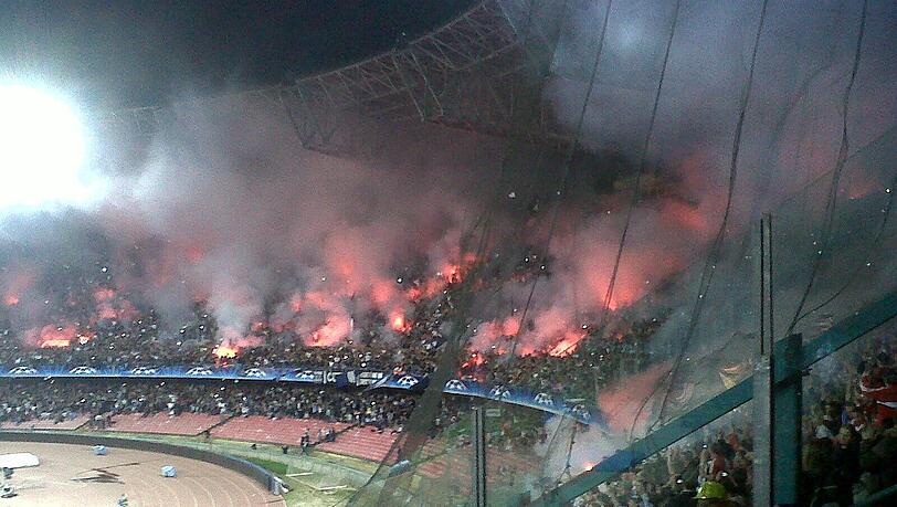 Auch die Bayern-Fans brannten am Dienstag ihre Pyrotechnik ab. Auch die Bayern-Fans brannten am Dienstag ihre Pyrotechnik ab.