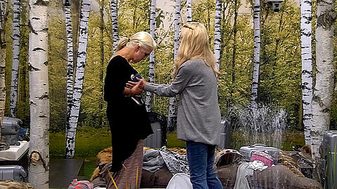 Nanu, was ist denn hier los? Zwei Blondinen beim Fummeln? Quatsch! Jenny Elvers überprüft nur mal eben, ob der BH bei Natalia sitzt. Jenny hatte Natalia einen geliehen, weil ihr Koffer einkassiert wurde.
