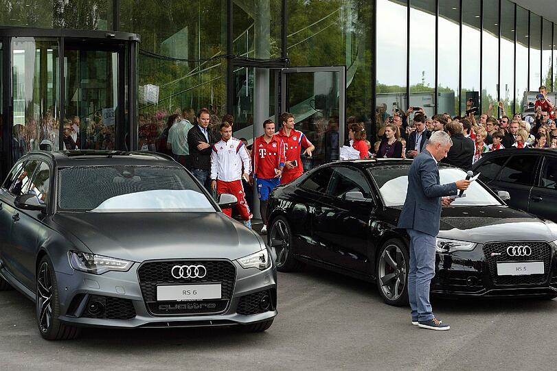 Die Bayern-Stars mit ihren neuen Dienstwagen.