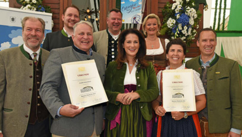 Die Preisverleihung fürs „Ausgezeichnete Bayerische Festzelt“ im Herbst 2018 mit Ministerin Michaela Kaniber (CSU). Die Preisverleihung fürs „Ausgezeichnete Bayerische Festzelt“ im Herbst 2018 mit Ministerin Michaela Kaniber (CSU).