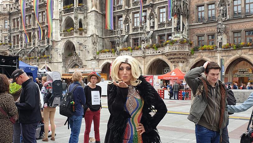 Drag Queen Sindy Sinful vor dem geschmücken Münchner Rathaus am Samstag Drag Queen Sindy Sinful vor dem geschmücken Münchner Rathaus am Samstag