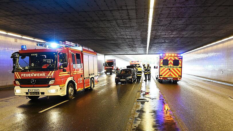 Während der Bergungsarbeiten durch die Feuerwehr war der Mittleren im Bereich der Unfallstelle in beide Richtungen komplett gesperrt. Während der Bergungsarbeiten durch die Feuerwehr war der Mittleren im Bereich der Unfallstelle in beide Richtungen komplett gesperrt.