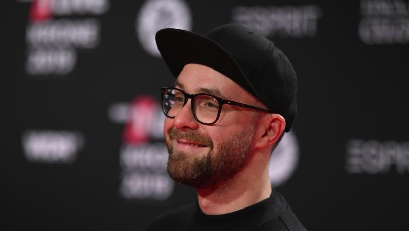 Mark Forster hat einen neuen Song und überrascht seine Fans mit Aufnahmen, die ihn ohne Kappe zeigen.
