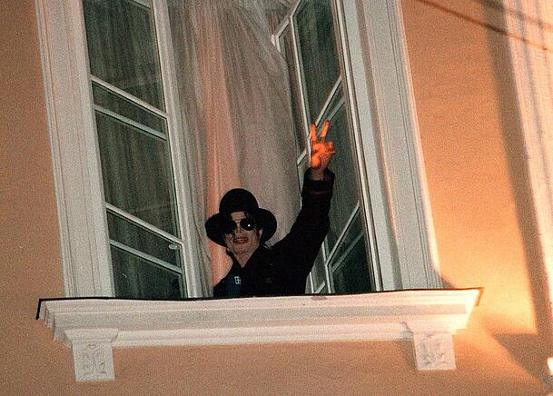 28. März 1998 : Michael Jackson grüßt aus dem Fenster des Hotels Bayerischer Hof in München. 28. März 1998 : Michael Jackson grüßt aus dem Fenster des Hotels Bayerischer Hof in München.