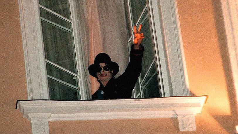 28. März  1998 : Michael Jackson  grüßt aus dem Fenster des Hotels Bayerischer Hof in München.