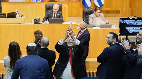 Israels rechtsextremer Polizeiminister feiert mit anderen Abgeordneten die Billigung eines Gesetzes &uuml;ber die Einf&uuml;hrung der Todesstrafe f&uuml;r Terroristen.