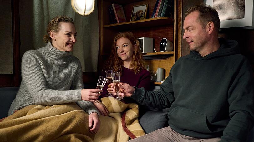 Die Eifersucht wegen Hahn im Korb Hauke (Hinnerk Schönemann) kann der Freundschaft von Hannah (Jana Klinge, links) und Jule (Marleen Lohse) nicht ernsthaft etwas anhaben. Das Schwanitzer Trio weiß, was es aneinander hat. Die Eifersucht wegen Hahn im Korb Hauke (Hinnerk Schönemann) kann der Freundschaft von Hannah (Jana Klinge, links) und Jule (Marleen Lohse) nicht ernsthaft etwas anhaben. Das Schwanitzer Trio weiß, was es aneinander hat.