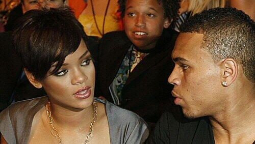 Chris Brown hat sich erstmals öffentlich entschuldigt. Chris Brown hat sich erstmals öffentlich entschuldigt.