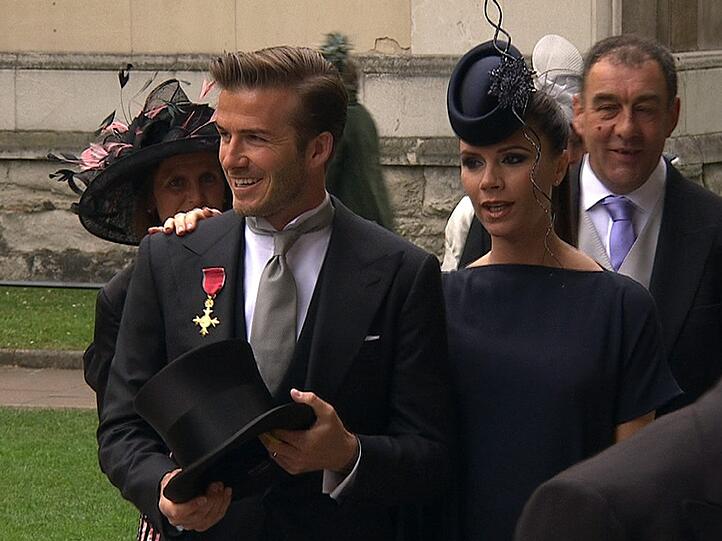 Die ersten Gäste kommen an der Westminster Abbey an: Fußballstar David Beckham mit seiner Frau Victoria.